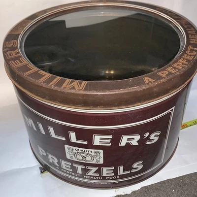 Антикварная Редкая Реклама Miller's Pretzel Стеклянная Верхняя Выставка Олово Allentown PA - Изображение 1 из 4