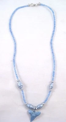 Un nuevo collar de dientes de tiburón azul fresco con cuentas de vidrio #N2165 Foto 1 de 2