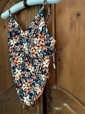 Roxy x La Sirenita Sebastian One Piece Foto 1 de 4