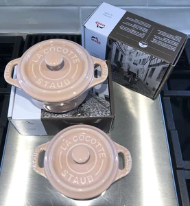 Juego de 2 platos para hornear de cerámica rosa claro Staub Mini Cocotte .25 cuartos ¡Nuevo en caja! - Imagen 1 de 8