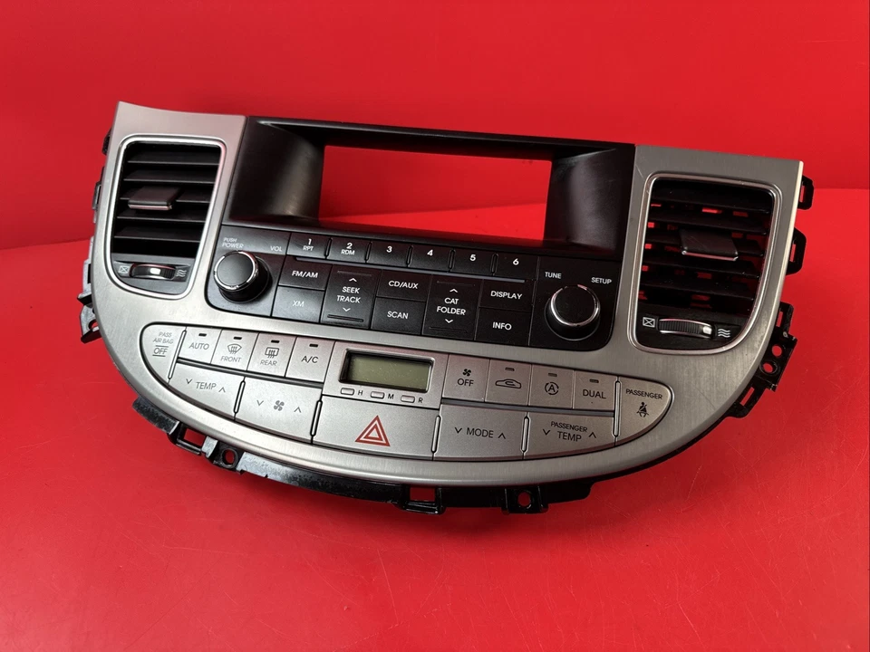 Tela de infotainment usada serve: 2011 Hyundai Genesis Sdn tela de exibição sem navegação - Imagem 1 de 4