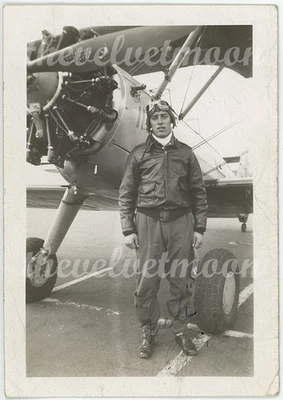 Militar masculino de colección - 1942 piloto aviador de la USAF colgando de pie en avión Foto 1 de 2