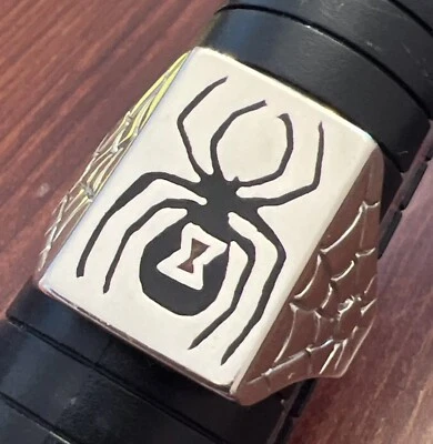 Anillo de motociclista vintage firmado 84 años 80 incrustación de coral viuda negra esmalte araña 12,25 Foto 1 de 4