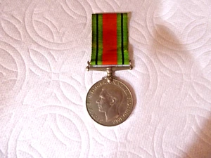 WW2 Original Georgivs VI 1939 – 1945 The Defence Ribbon Medal - Picture 1 of 7