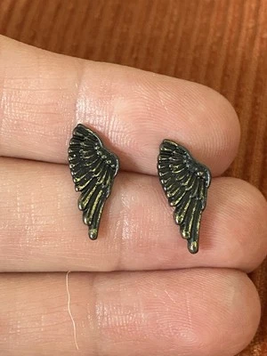 Aretes con alas de latón en tono Foto 1 de 3