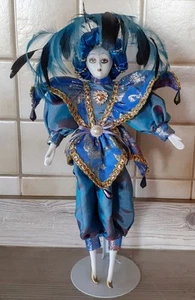 Harlekin mit Federhut Höhe 40cm Porzellan Figur stehend Clown Deko Puppe Vintage - Bild 1 von 12