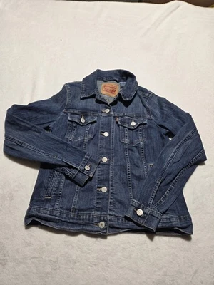 Chaqueta de mezclilla Levi’s para mujer azul medio camionero ajustada con botón elástico Foto 1 de 4