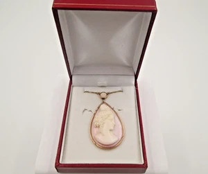 Vintage 18k Yellow Gold Frame Chain Girl Woman Flower Cameo Pendant 1950s - Picture 1 of 9