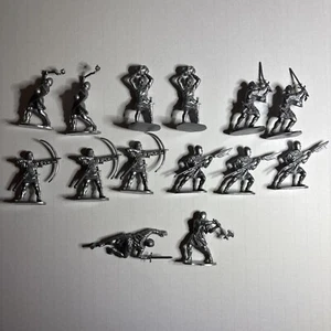 Vintage Airfix Medieval Foot Soldiers  1/32 Scale Figures 14 Pieces 7 Poses - Picture 1 of 5