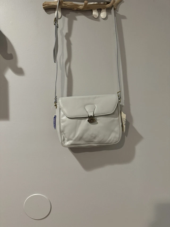 Aba tiracolo Etienne Aigner couro genuíno frontal cinza claro tom dourado 9561 - Imagem 1 de 4