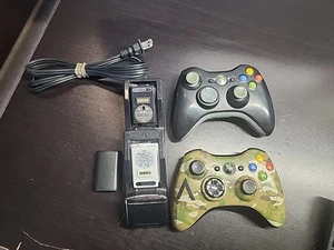 Zwei Xbox 360 Controller mit Ladeanschluss und Akkupacks - Bild 1 von 17