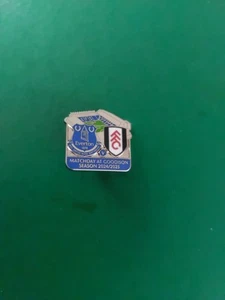 Everton gegen FULHAM FOOTBALL MATCH BADGE 2024/25 (NEU) - Bild 1 von 1