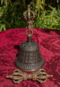 Wunderschöne sehr feine tibet. Tempel Glocke mit Mantra + Dorje, toller Klang - Picture 1 of 3