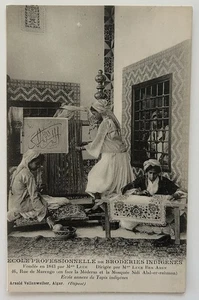 Cartolina École Professionnelle de Broderies Indigènes Algeri Algeria - Foto 1 di 2