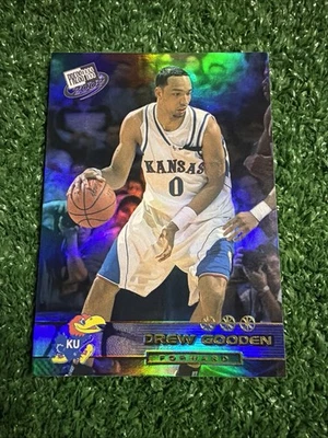 Tarjeta Press Pass Drew Gooden 2002-03 serie #336/500 # R11 Kansas Jayhawks AJ1 Foto 1 de 2