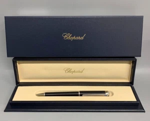 Chopard schwarz/silber Logo verdrehter Kugelschreiber (blaue Tinte) mit Box super selten kostenloser Versand - Bild 1 von 10