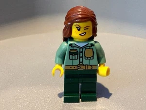 Lego FemalePark Ranger Minifigur aus dem ATV Otter Habitat Art.-Nr: 60394-1 - Bild 1 von 6