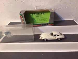 MODELLKASTEN 9028 'JAGUAR E-TYPE weiß. 1:43. - Bild 1 von 11