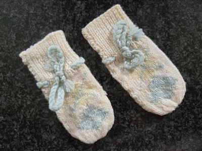 Mitones infantiles antiguos tejidos a mano crema, azul y amarillo de los años 60 ~ recién nacido, unisex Foto 1 de 3