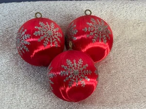 Juego de 3 bolas de pelo de ángel de seda roja adornos de Navidad copos de nieve plateados AA354 - Imagen 1 de 4