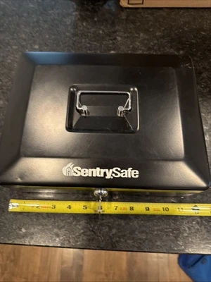 Caja fuerte para dinero SentrySafe con bandeja para dinero y cerradura para llave 0,21 pies cúbicos... Foto 1 de 4