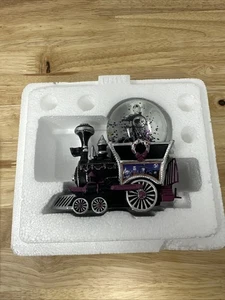 Nightmare Before Christmas TUTTO A BORDO PER HALLOWEEN Glitter Globe Musica Treno #1 - Foto 1 di 3