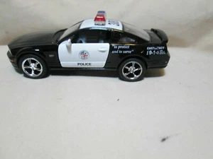 Ford Mustang GT Police 2006 nero/bianco scala 1:38 auto metallo pressofuso pull back - Foto 1 di 2