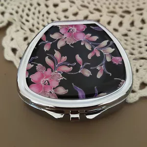 Niedliche Pillendose für Geldbörse Dekorative Pillenhülle Blumen Pillenhalter Neuwertig Etui Metall - Bild 1 von 5