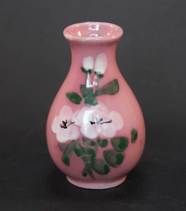 Kleine 4" rosa Knospenvase mit handbemalten weißen Blumen - Bild 1 von 4