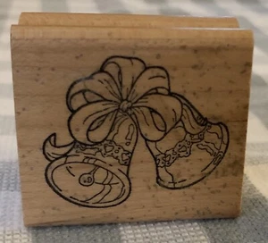 1993 TIMBRO IN GOMMA MONTATO LEGNO ROSABUD CAMPANE NASTRO TEMA SCRAPBOOKING #DO48 - Foto 1 di 3