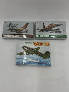 Konvolut 3 alte Modellflugzeug Bausätze 1 @ 1/72, 2 @ 1/144 - Bild 1 von 3