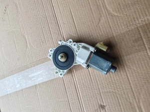 Jeep Compass MK1 2013 pestillo de cerradura de puerta trasero derecho lado del conductor fuera de juego P68068356 - Imagen 1 de 3