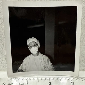 Vintage Schnappschuss Foto Arzt Krankenschwester Chirurg trägt Maske hält Spritze - Bild 1 von 3