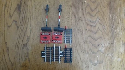 2 LIMA HO/OO scale 2 aspect railroad signals No.3067 Red/Green made in Italy - Image 1 of 4