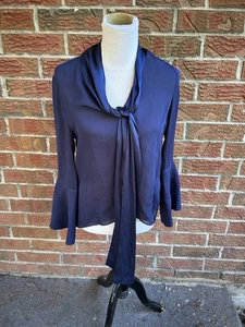 NUEVO CON ETIQUETAS Alice + Olivia “Meredith” Top Azul Marino Cuello Lazo S - Imagen 1 de 4