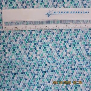 Tela de algodón con escamas de sirena azul estampado pequeño 43" x 30" multicolor - Imagen 1 de 7