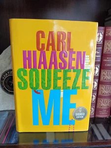 Squeeze Me_Carl Hiaasen_HCDJ_ Signed_1st Edition / First Printing_2020_Very Good - Picture 1 of 13