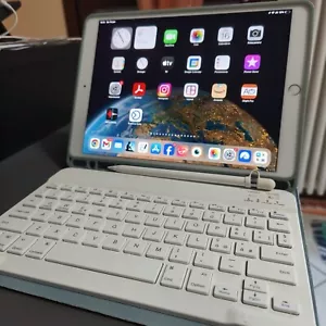 Apple iPad Pro 1st Gen. 256GB, Wi-Fi, 10.5 in - con tastiera e pencil - Foto 1 di 1