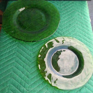 IVV Olive Set of 2 Green Glass Plates Textured Olive Leaves Design Italy - Picture 1 of 8