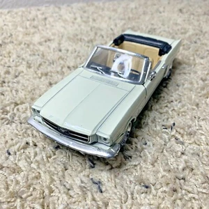 Signature Cream Color 1964 1/2 Ford Mustang Convertible Die Cast 1:24 Car ss7711 - Picture 1 of 10