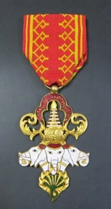 MEDAGLIA SMALTATA ORDINE DEL MILIONE DI ELEFANTI E L'OMBRELLONE BIANCO LAOS anni '20 - Foto 1 di 3