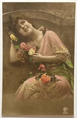 Bonito vestido rosa de encaje de dama francesa flores perlas tintadas postal antigua RPPC Foto 1 de 2