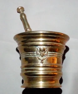 ancien mortier apothicaire en bronze avec son pilon orner de têtes couronner - Imagen 1 de 7