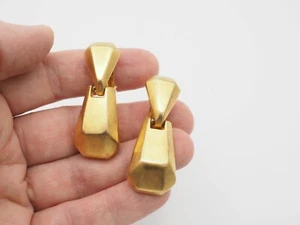 VTG Clara Studios Modern Deco matte gold tone door knocker clip on earrings - Imagen 1 de 5