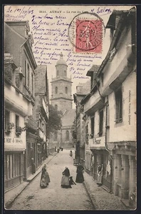 CPA Auray, La rue du Lait avec vue sur l´église et passants en costumes traditi - Picture 1 of 2