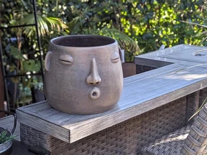 Maceta Big Face Whistler es cerámica hecha a mano de Atzompa, México - Imagen 1 de 10