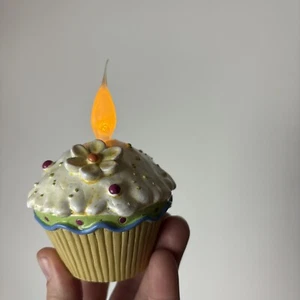 Realistisch aussehender leuchtender Cupcake für Geburtstagsregal oder Tischdeko - Bild 1 von 9
