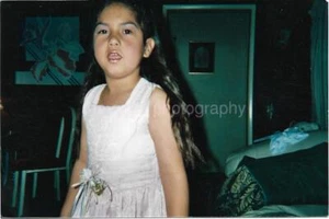 LOTE DE 2 FOTOS ENCONTRADAS Instantánea JOVEN AMERICANAS NIÑAS COLOR ORIGINAL 26 50 U - Imagen 1 de 2