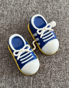Vintage! Tomy Wind Up Walking Sneaker Schuhe blau weiß gelb funktioniert nicht - Bild 1 von 5