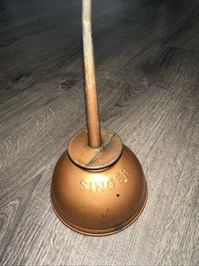 Oliatore pompa pollice macchina da cucire Singer vintage lattina olio da cucire in rilievo 6" - Foto 1 di 5